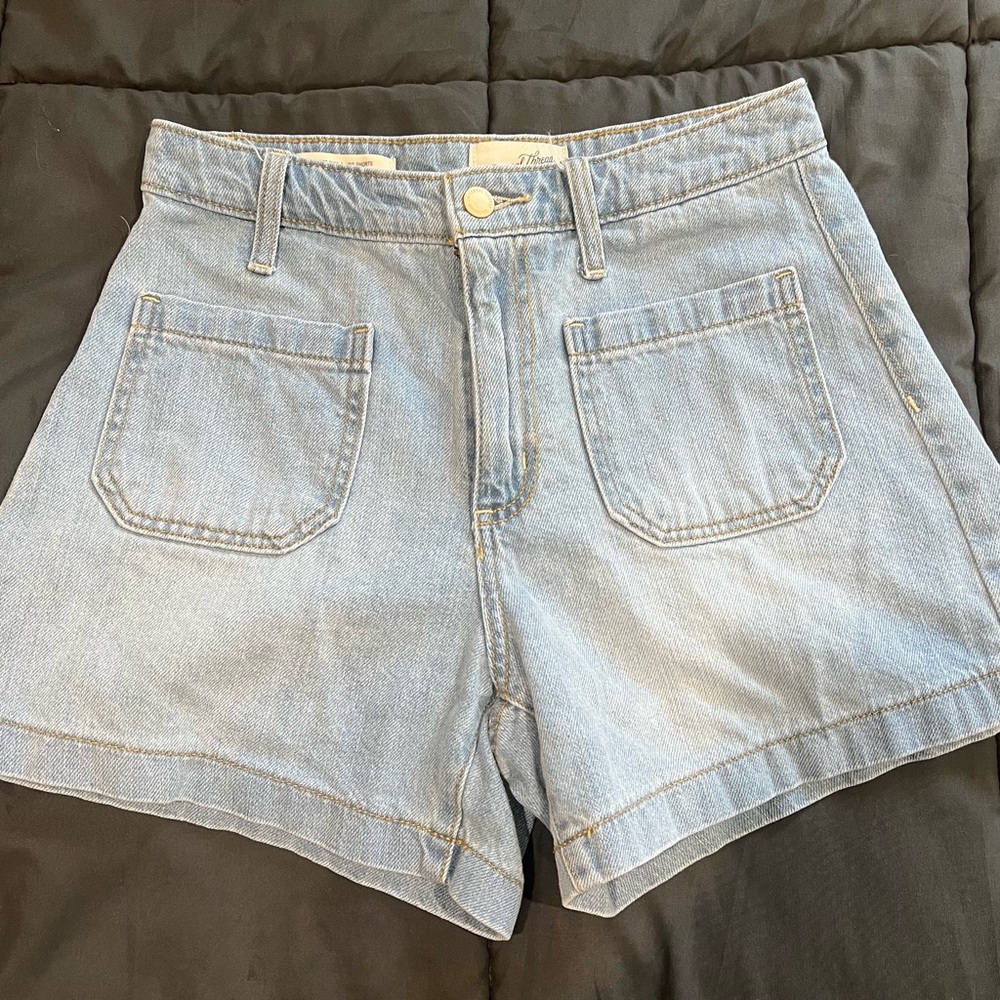 Universal Thread High-Rise Denim Shorts Light Wash Size 2 Casual Summer Cutoffs